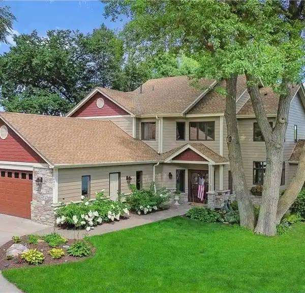 SPECTACULAR LAKESHORE RETREAT