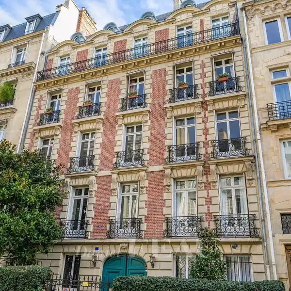 SUNNY APARTMENT WITH GREAT POTENTIAL