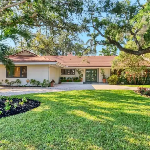 MID-CENTURY MODERN HOME ON A GORGEOUS OVERSIZED LOT