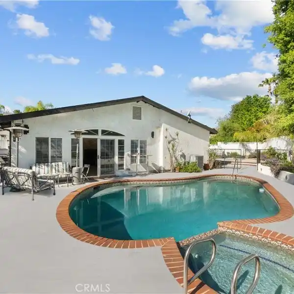 SPACIOUS POOL HOME IN PRIME LOCATION