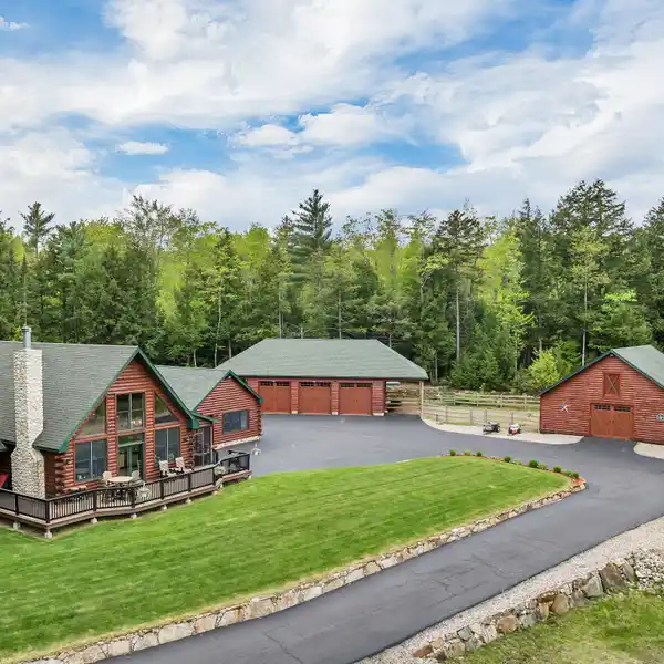 HORSE PARADISE WITH MOUNTAIN VIEWS AND LOG HOME