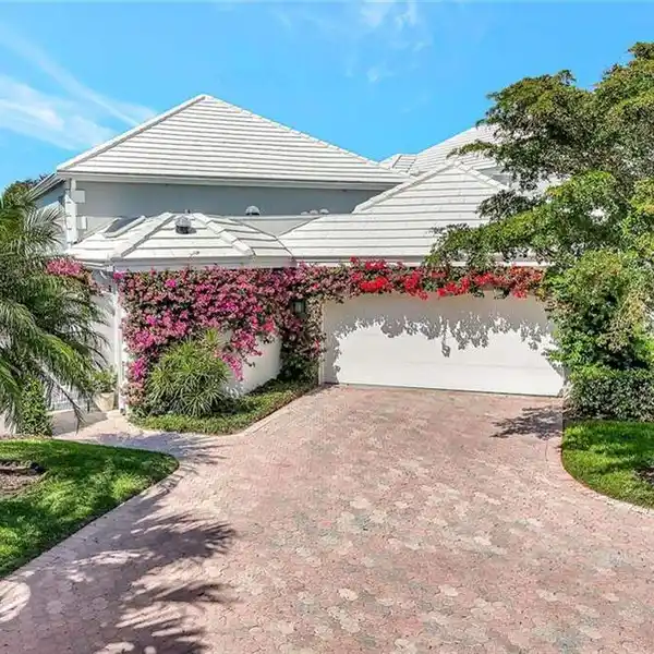 MAGNIFICENT HOME NESTLED IN VILLA LANTANA