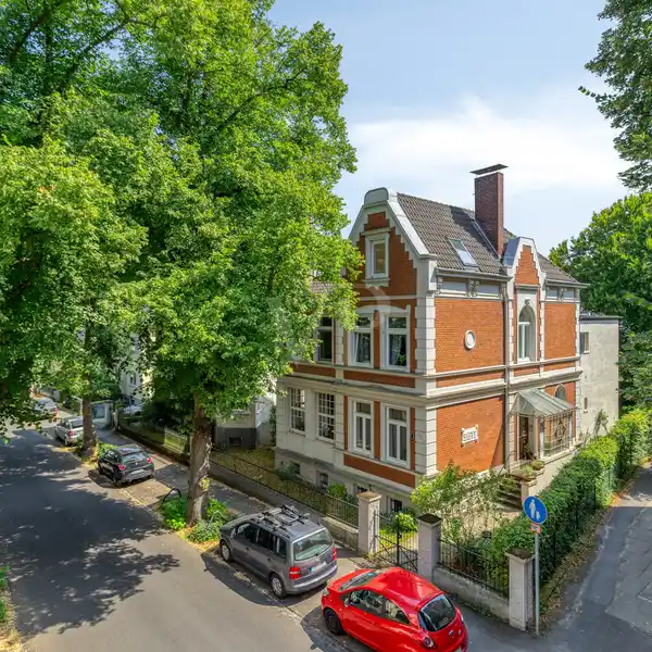 HISTORIC VILLA WITH GARDEN AND STYLISH LIVING AMBIENCE FOR CONNOISSEURS