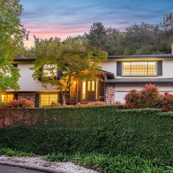 INVITING HOME WITH SPACIOUS LIVING SPACE