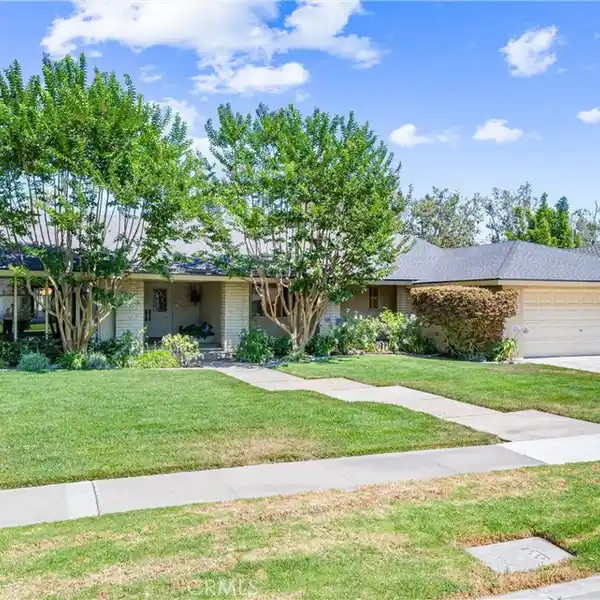 MID-CENTURY RANCH-STYLE HOME IN WEST FLORAL PARK