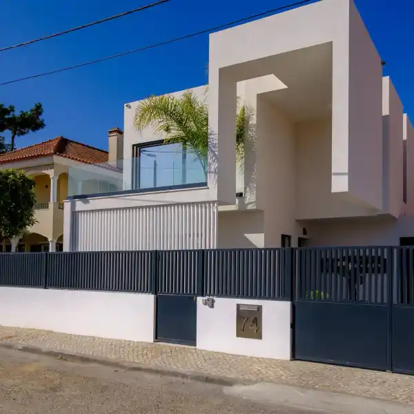 ARCHITECTURAL GEM NEAR BEACH AND GOLF COURSE