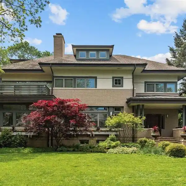 TRANSITIONAL SUN-FILLED NEWER CONSTRUCTION IN A PRIME LOCATION