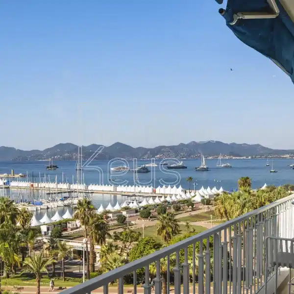 STUNNINGLY RENOVATED APARTMENT WITH A BREATHTAKING VIEW OF THE SEA