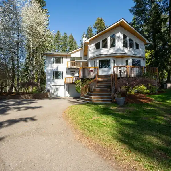 SPACIOUS HOME WITH LAKE ACCESS