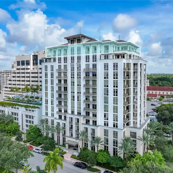 OPPORTUNITY TO TRANSFORM A FULL-FLOOR PENTHOUSE