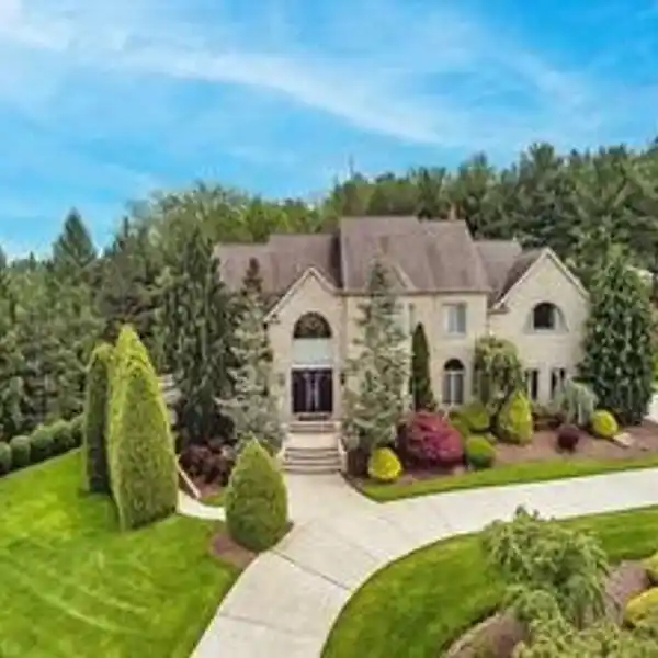 GRAND ESTATE WITH VERSATILE LUXURY LIVING