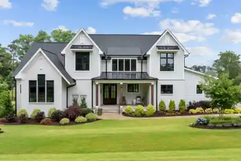 Custom Craftsmanship Meets Modern Luxury Living