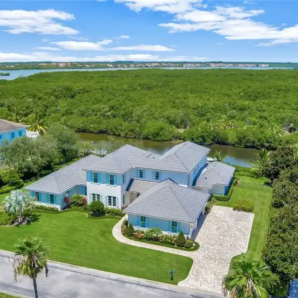 EXTRAORDINARY ESTATE WITH PRIVATE DECK