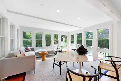 Stylish Renovated Apartment Near Sag Harbor Shops