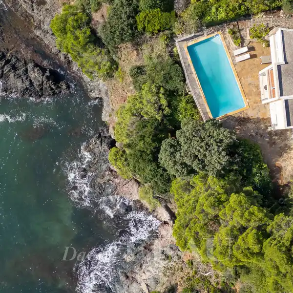 HUGE OPPORTUNITY OVERLOOKING THE SEA