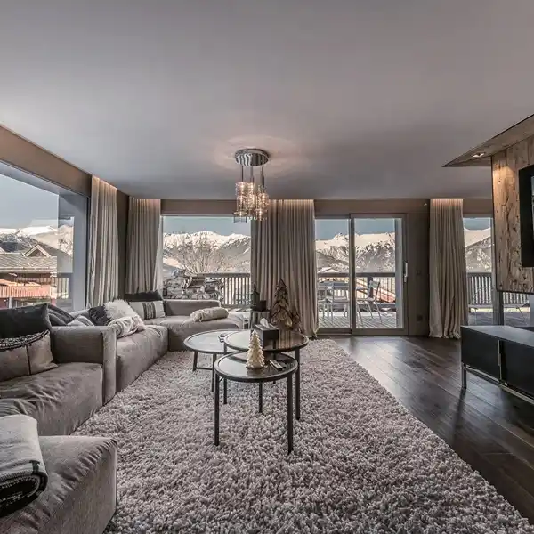 CHIC CHALET STEPS FROM SKI LIFTS