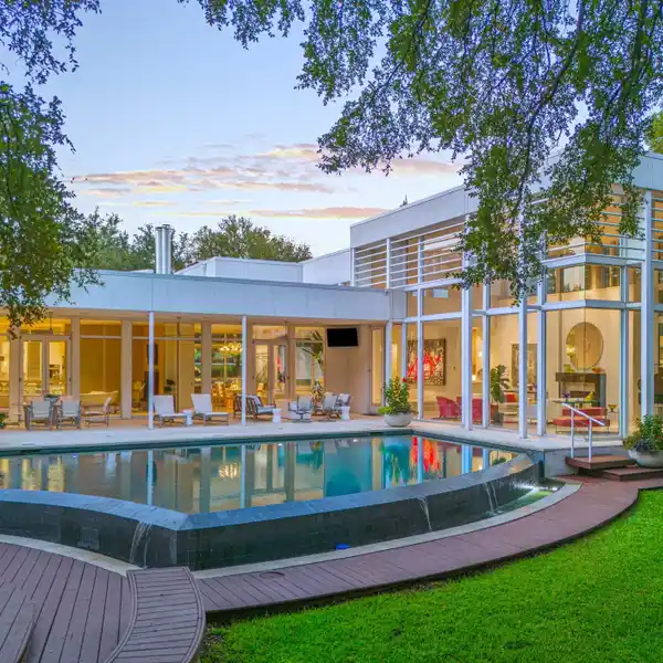 ICONIC ESTATE IN THE BLUFFVIEW AREA