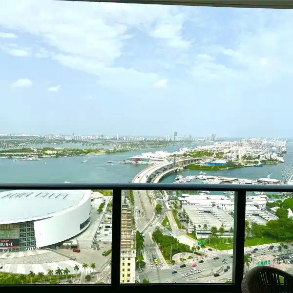 DESIGNER THREE BEDROOM CORNER UNIT WITH EXPANSIVE VIEWS