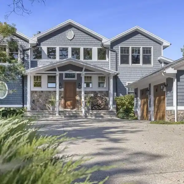 REFINED CAPE COD-INSPIRED LAKEFRONT RESIDENCE