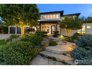 Gorgeous Contemporary Home at One with Nature