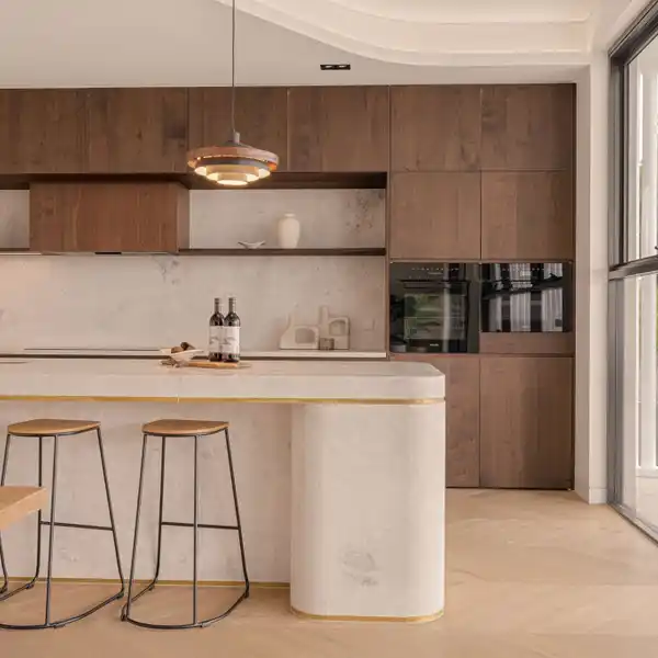 ELEGANCE AND PRACTICALITY STEPS FROM MAJOR'S BAY