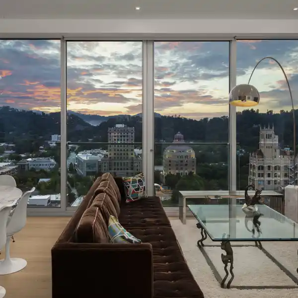 FULLY CUSTOMIZED CONTEMPORARY RESIDENCE