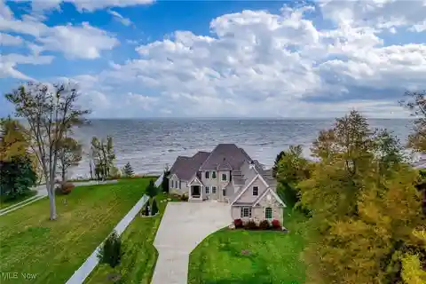 Stunning Lakefront Paradise