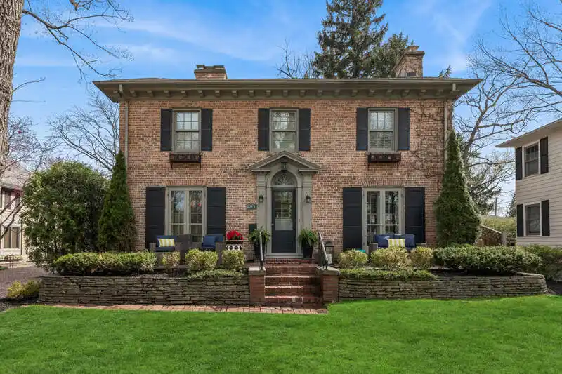 Picture-perfect Colonial in Desirable East Lake Forest