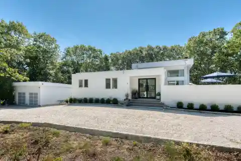 Modern Hamptons Haven with Indoor-Outdoor Flow