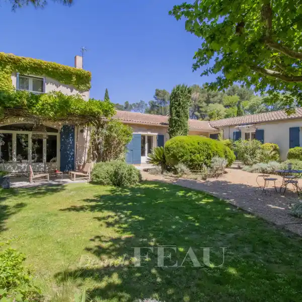 CLASSICALLY BEAUTIFUL VILLA WITH POOL
