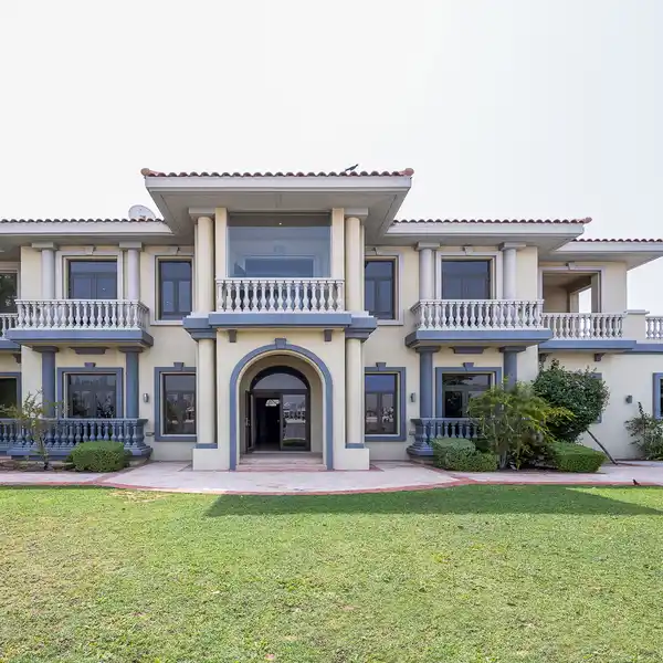 SIGNATURE VILLA IN A PRIME COASTAL LOCATION