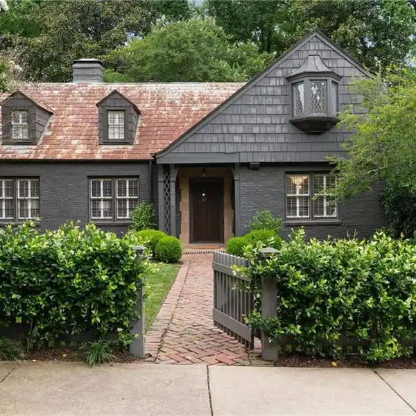 PICTURESQUE COTTAGE IN SOUGHT-AFTER ARDMORE PARK