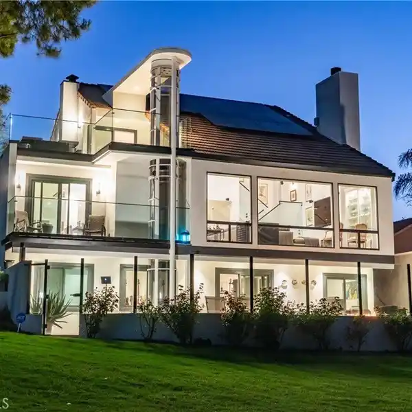 MODERN LAKEFRONT LUXURY ESTATE ON CALABASAS LAKE