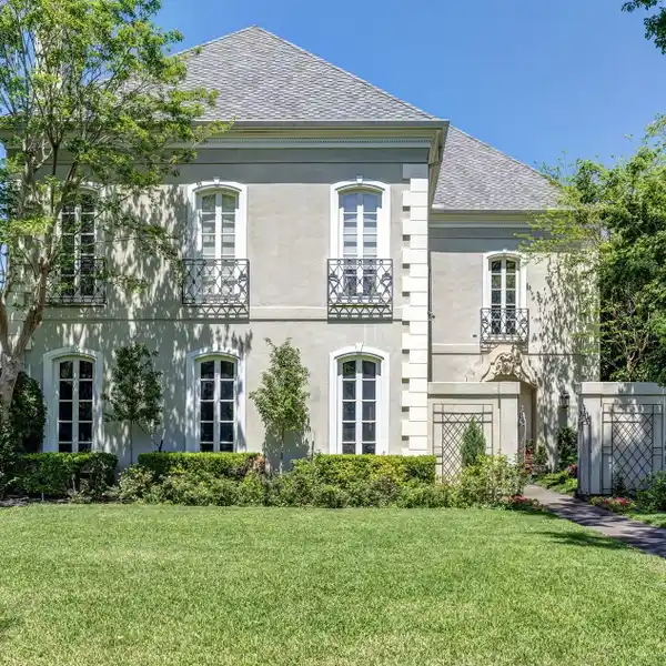 TIMELESS ELEGANCE WITH MODERN CONVENIENCE