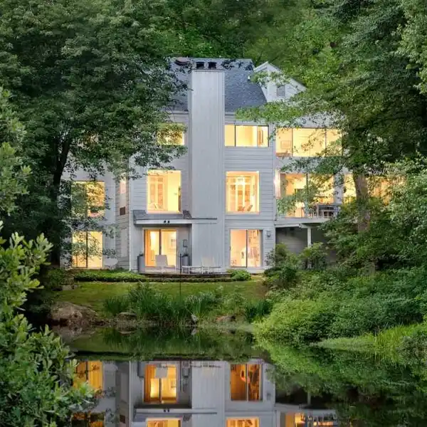 CONTEMPORARY RETREAT BESIDE A PEACEFUL POND