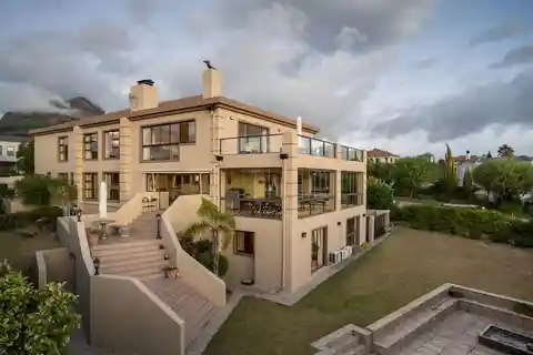 Impressive Home on the Slopes of the Helderberg
