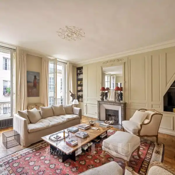 LUXURIOUSLY APPOINTED DUAL-ASPECT APARTMENT