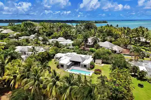 Sophisticated Villa with Stunning Garden Views