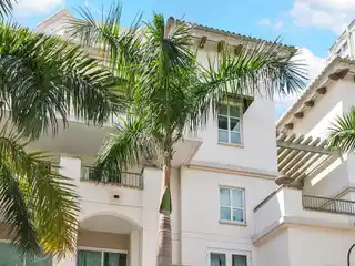 Luxury Brownstone-Style Residence in the Plaza on Harbour Island