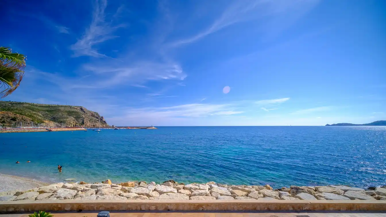 Front Line Home with Fantastic Bay Views