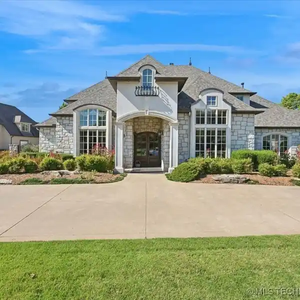 LUXURY LIVING WITH WHITE OAK WOODWORK & CHEF’S KITCHEN