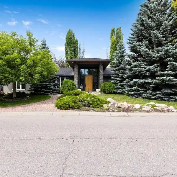 METICULOUSLY RENOVATED HOME WITH PRIVATE GARDEN