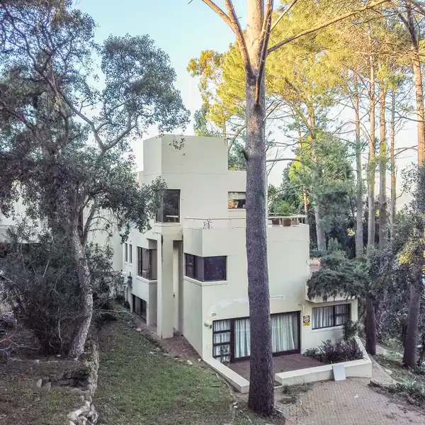 ELEVATED ELEGANCE WITH BREATHTAKING VIEWS IN CONSTANTIA VALLEY