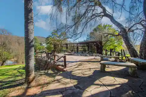 Serene Off-grid Living with Space to Thrive