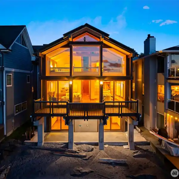 EXTRAORDINARY WATERFRONT RESIDENCE