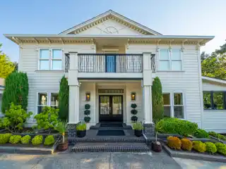 Luxurious and Versatile Gated Property