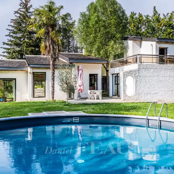 BEAUTIFUL CONTEMPORARY POOL HOME