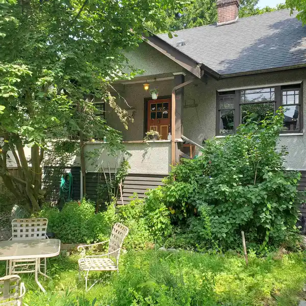 GREAT OPPORTUNITY IN ECLECTIC MOUNT PLEASANT