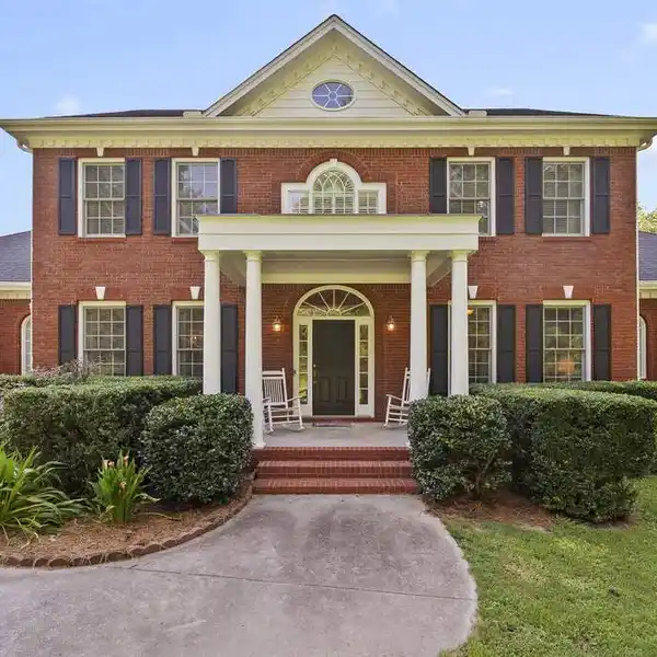 CLASSIC SOUTHERN CHARM MEETS ELEGANT EQUESTRIAN LIVING
