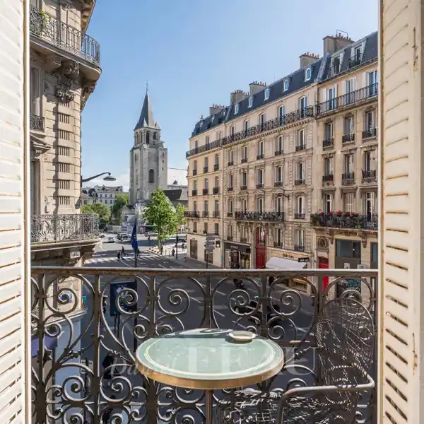 RECENTLY RENOVATED LUXURY APARTMENT IN A SOUGHT-AFTER NEIGHBORHOOD